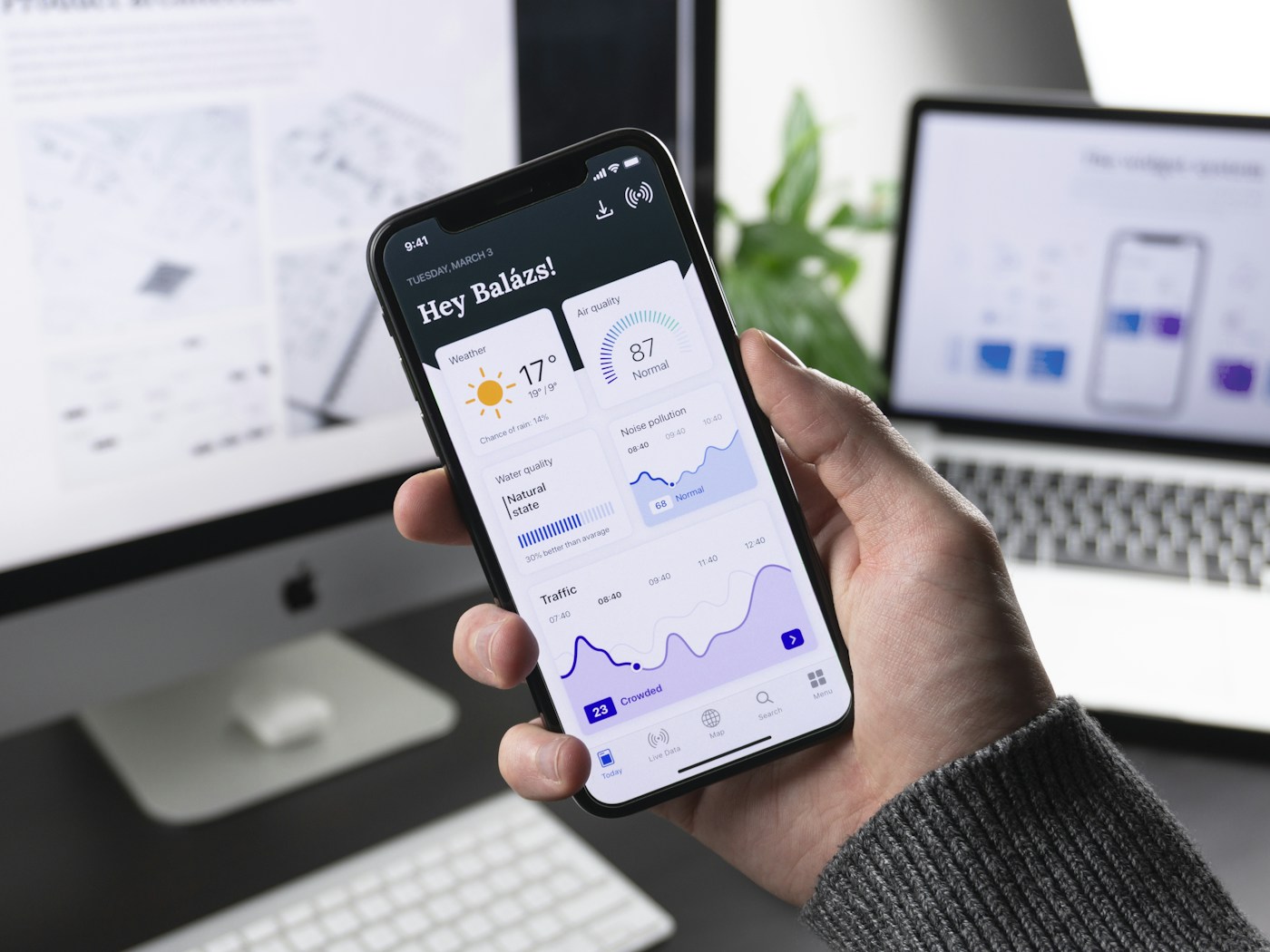 Produto digital e indicadores apresentados num ecrã